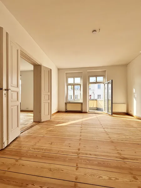 Light-Filled 3 Room Altbau Appartment in Berlin-Mitte: Newly Refurbished with South-Facing Balcony — photo 1